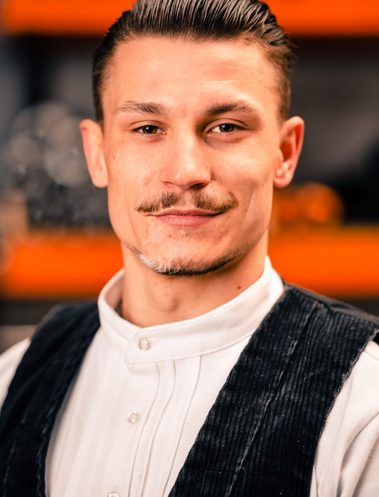 Janes Buck, Zimmermann